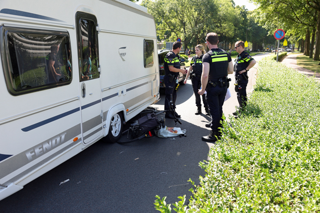 Fietsster zwaargewond na aanrijding met auto en caravan in Waalwijk