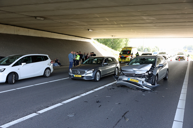 Botsing tussen drie voertuigen op A59 bij Waalwijk
