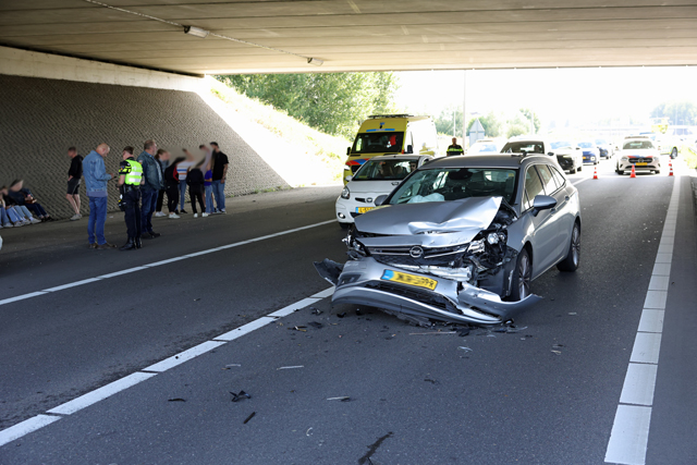 Botsing tussen drie voertuigen op A59 bij Waalwijk