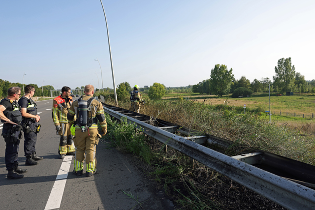 Bermbrand langs Midden-Brabantweg in Waalwijk zorgt voor verkeershinder