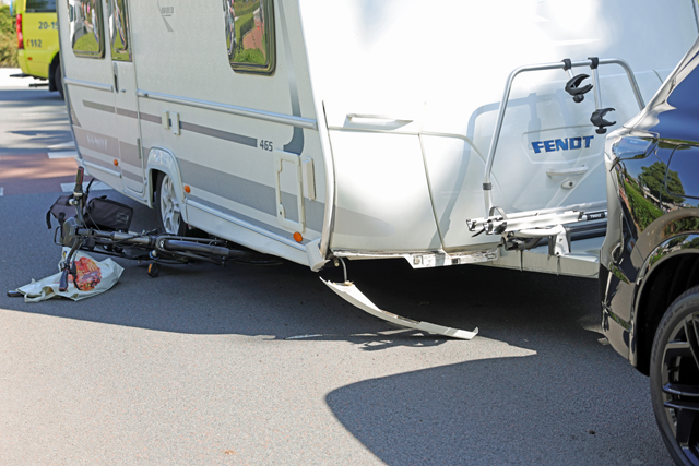 Fietsster zwaargewond na aanrijding met auto en caravan in Waalwijk