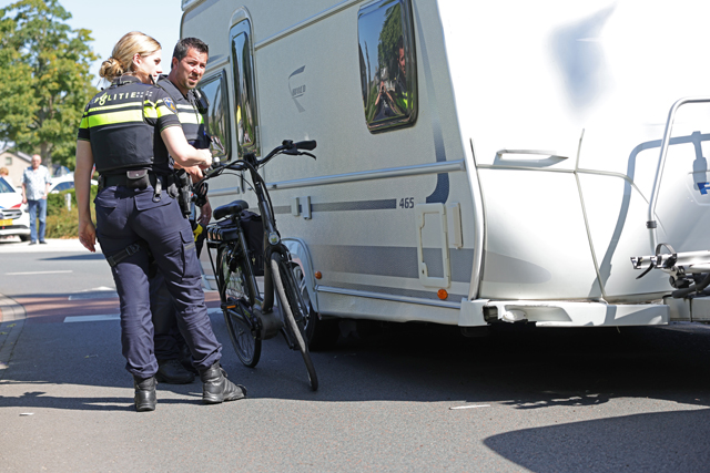 Fietsster zwaargewond na aanrijding met auto en caravan in Waalwijk