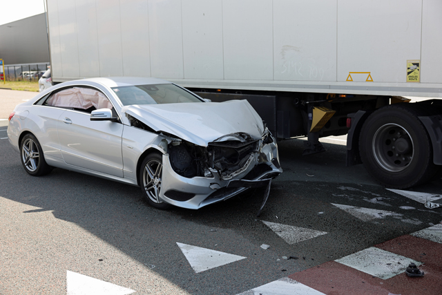 Automobilist onder invloed botst op vrachtwagen bij beruchte kruising in Waalwijk