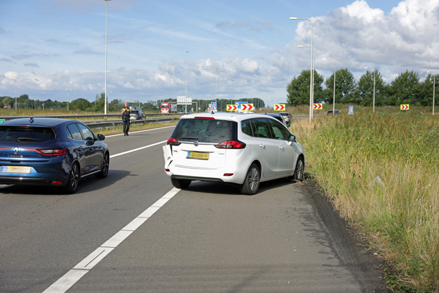 Botsing tussen drie voertuigen op A59 bij Waalwijk