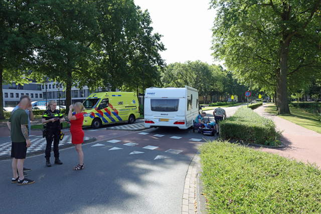 Fietsster zwaargewond na aanrijding met auto en caravan in Waalwijk