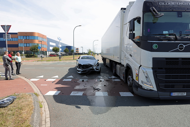 Automobilist onder invloed botst op vrachtwagen bij beruchte kruising in Waalwijk