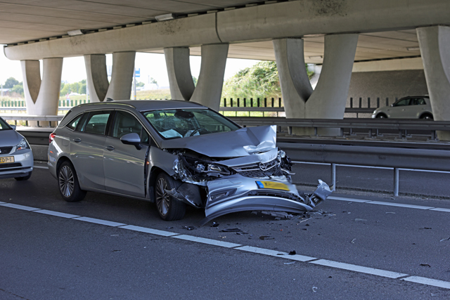 Botsing tussen drie voertuigen op A59 bij Waalwijk