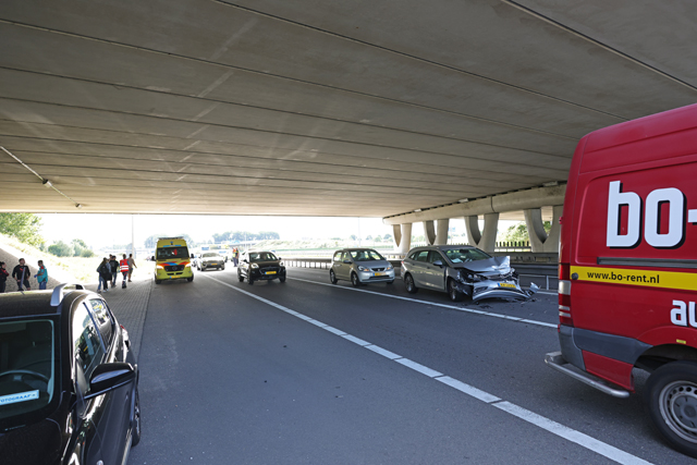 Botsing tussen drie voertuigen op A59 bij Waalwijk