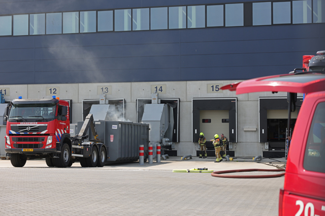 Brand in papiercontainer bij bedrijf aan De Kroonweg in Waalwijk