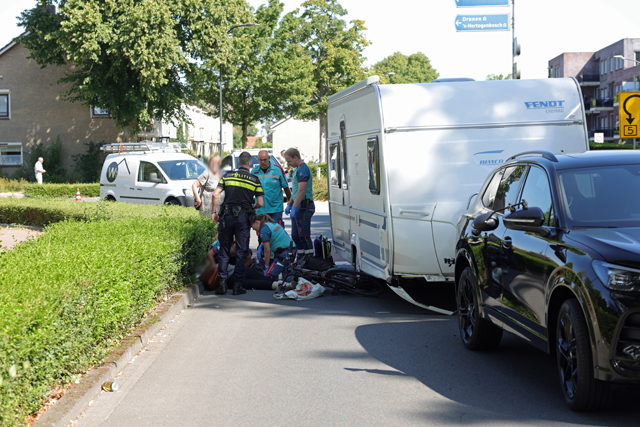 Fietsster zwaargewond na aanrijding met auto en caravan in Waalwijk