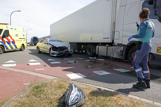 Automobilist onder invloed botst op vrachtwagen bij beruchte kruising in Waalwijk