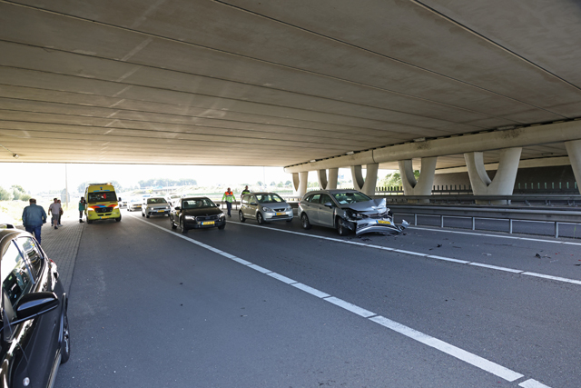 Botsing tussen drie voertuigen op A59 bij Waalwijk