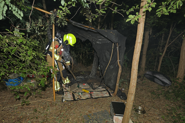 Slaapplek in bos vliegt in brand op Halve Zolenpad in Waalwijk