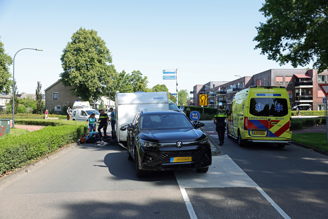 Fietsster zwaargewond na aanrijding met auto en caravan in Waalwijk