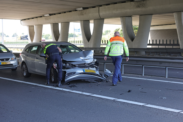 Botsing tussen drie voertuigen op A59 bij Waalwijk