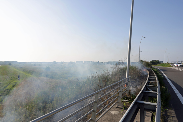 Bermbrand langs Midden-Brabantweg in Waalwijk zorgt voor verkeershinder
