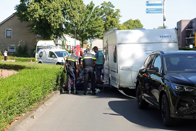 Fietsster zwaargewond na aanrijding met auto en caravan in Waalwijk