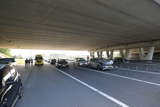 Botsing tussen drie voertuigen op A59 bij Waalwijk