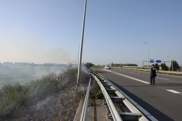Bermbrand langs Midden-Brabantweg in Waalwijk zorgt voor verkeershinder