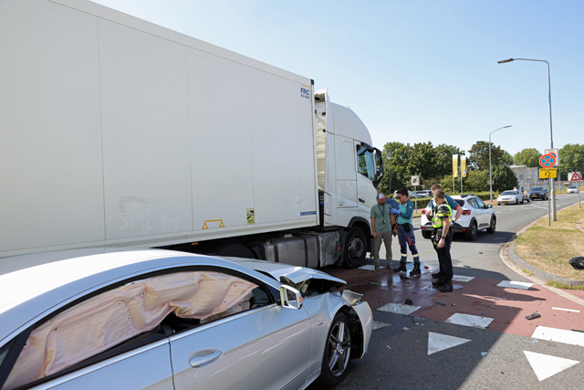 Automobilist onder invloed botst op vrachtwagen bij beruchte kruising in Waalwijk