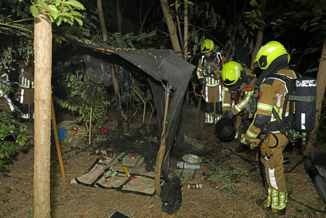 Slaapplek in bos vliegt in brand op Halve Zolenpad in Waalwijk