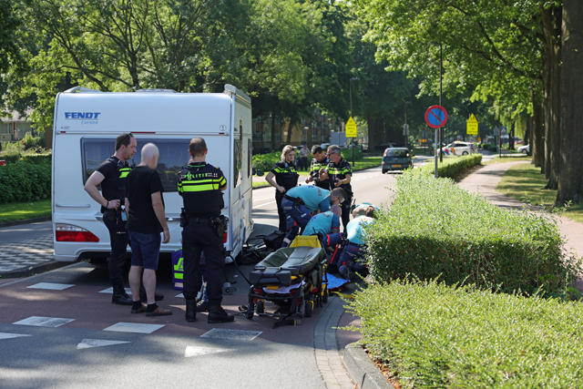 Fietsster zwaargewond na aanrijding met auto en caravan in Waalwijk