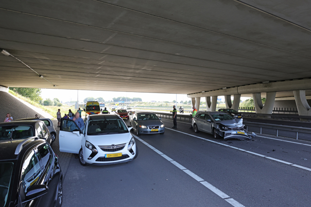 Botsing tussen drie voertuigen op A59 bij Waalwijk