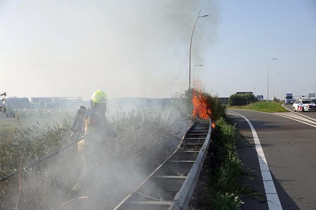 Bermbrand langs Midden-Brabantweg in Waalwijk zorgt voor verkeershinder