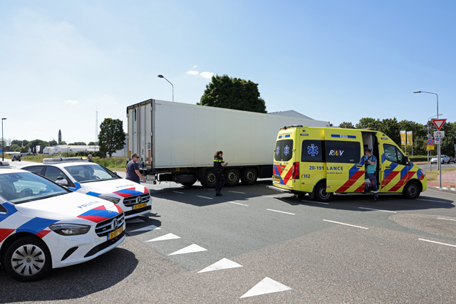 Automobilist onder invloed botst op vrachtwagen bij beruchte kruising in Waalwijk