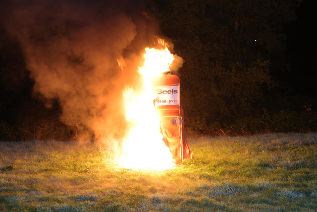 Mobiel toilet in brand aan Valkenvoortweg in Waalwijk