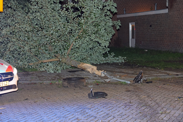 Politieachtervolging eindigt in zware crash in Waalwijk