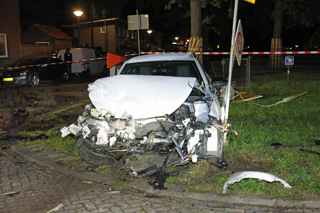 Politieachtervolging eindigt in zware crash in Waalwijk