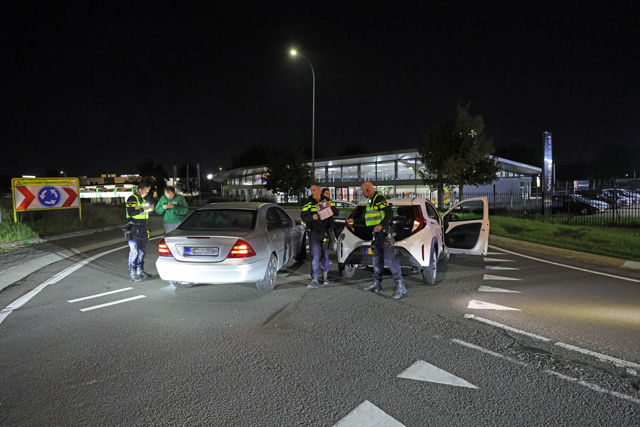 Auto’s botsen op rotonde Biesbosweg in Waalwijk, één bestuurder lichtgewond
