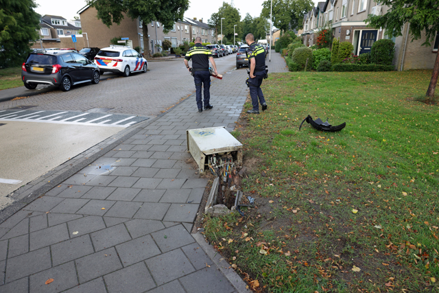 Bestuurder rijdt stroomkast omver en gaat ervandoor in Waalwijk