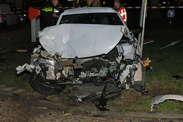 Politieachtervolging eindigt in zware crash in Waalwijk