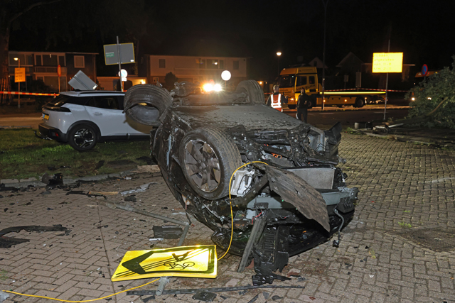 Politieachtervolging eindigt in zware crash in Waalwijk
