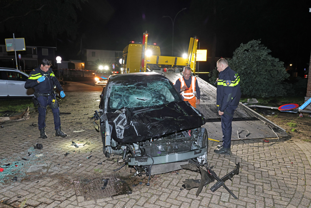 Politieachtervolging eindigt in zware crash in Waalwijk