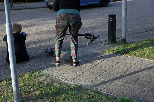 Man op elektrische step botst op auto in Waalwijk, bestuurder blijft ongedeerd