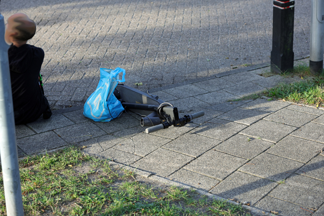 Man op elektrische step botst op auto in Waalwijk, bestuurder blijft ongedeerd