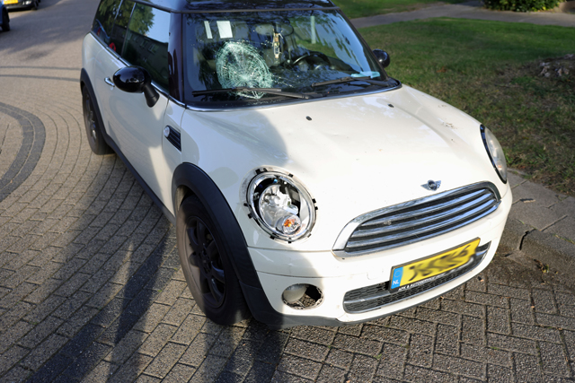 Man op elektrische step botst op auto in Waalwijk, bestuurder blijft ongedeerd