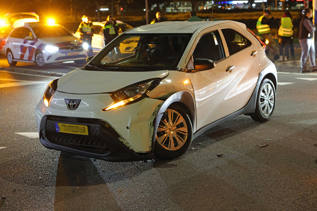 Auto’s botsen op rotonde Biesbosweg in Waalwijk, één bestuurder lichtgewond