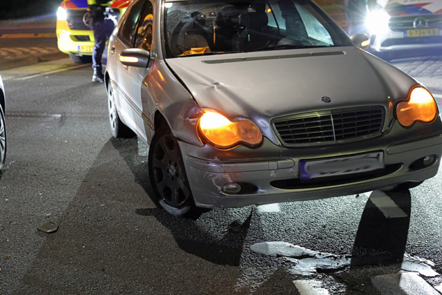 Auto’s botsen op rotonde Biesbosweg in Waalwijk, één bestuurder lichtgewond