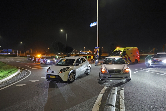 Auto’s botsen op rotonde Biesbosweg in Waalwijk, één bestuurder lichtgewond