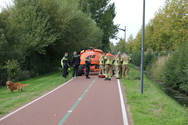 Fietser belandt in sloot langs Halve Zolenpad, werklieden schieten te hulp