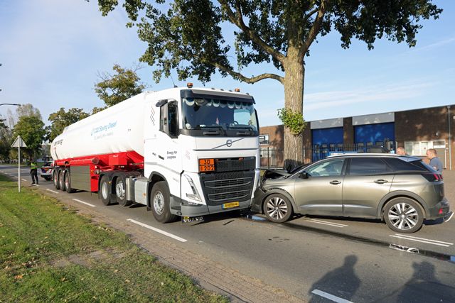 Twee gewonden bij botsing met tankwagen op Sluisweg Waalwijk