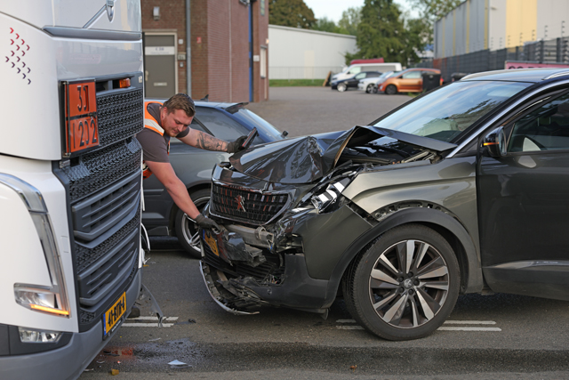 Twee gewonden bij botsing met tankwagen op Sluisweg Waalwijk
