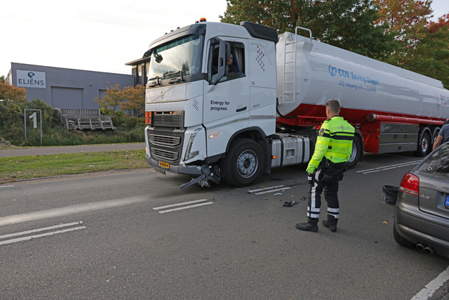 Twee gewonden bij botsing met tankwagen op Sluisweg Waalwijk