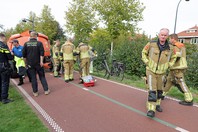 Fietser belandt in sloot langs Halve Zolenpad, werklieden schieten te hulp