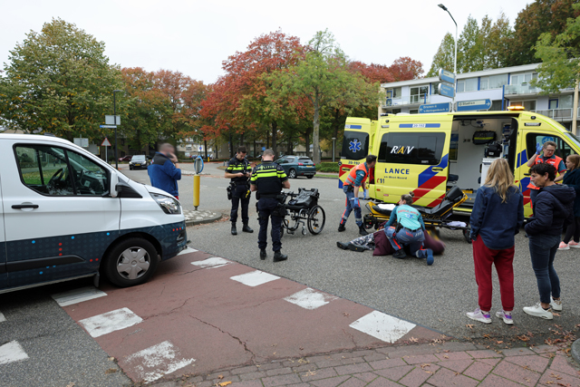 Vrouw in elektrische rolstoel lichtgewond bij aanrijding in Waalwijk