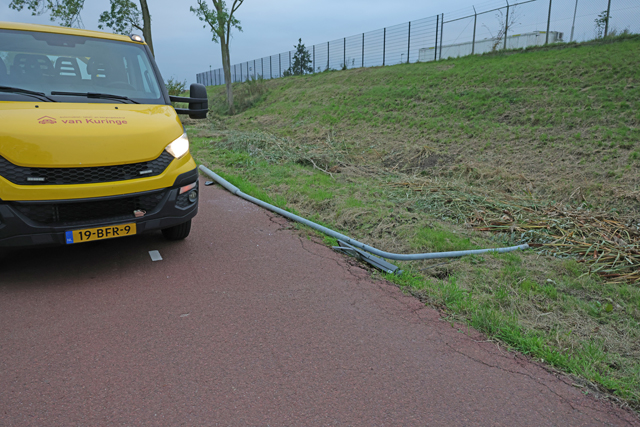 Bestelbus ramt lantaarnpaal aan Valkenvoortweg in Waalwijk